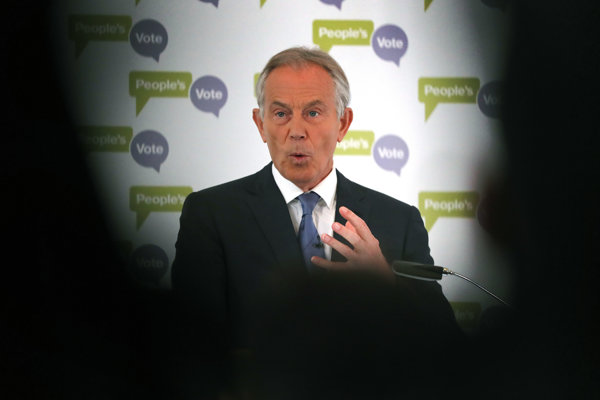 Blair vyzval Mayovú, aby vypísala nové referendum o brexite