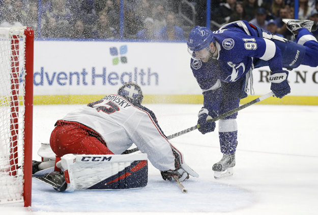 Tampa Bay si poradila s Columbusom. Na snímke sa snaží presadiť Steven Stamkos.