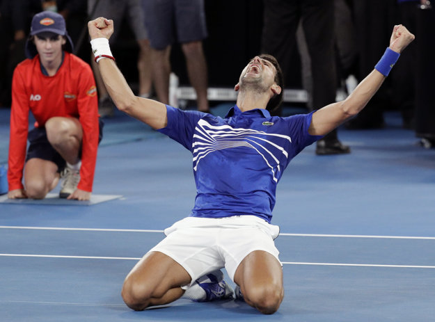 Novak Djokovič oslavuje svoj triumf.