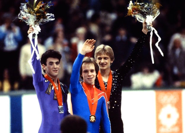 Medailisti zo zimnej olympiády v Sarajeve - zľava strieborný Brian Orser, zlatý Scott Hamilton a Jozef Sabovčík.