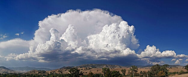 Cumulonimbus incus je vysoký oblak, ktorého horná časť sa rozširuje do tvaru lievika či nákovy. (zdroj: WIKIMEDIA/CC)