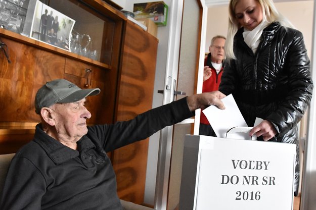 Na snímke 100-ročný Ján Rúčka vhadzuje obálku s hlasovacím lístkom do prenosnej volebnej urny v Piešťanoch.