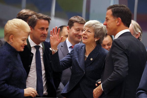 Najvýstižnejšiu fotografiu summitu k brexitu odfotil bulharský diplomat mobilom