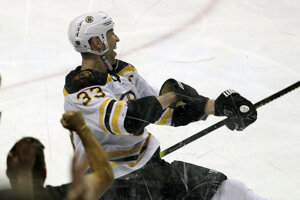 Zdeno Chára oslavuje svoj jubilejný 200. gól v NHL.