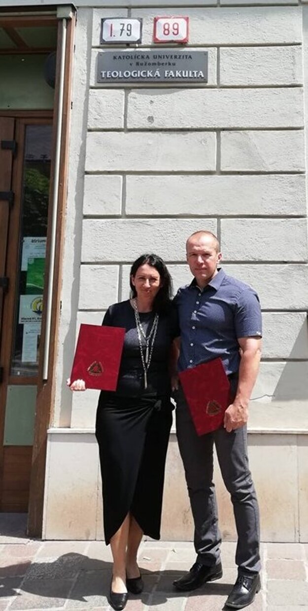 Manželia Slavkovskí s diplomami po ukončení štúdia teológie.