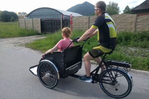 Cyklorikša už brázdi ulice mesta.