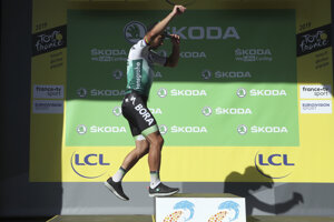 Peter Sagan si po skončení 9. etapy Tour de France 2019 prichádza na pódium pre zelený dres, ktorý si ako líder bodovacej súťaže oblečie aj v nasledujúcej etape.