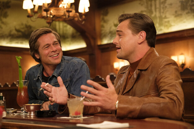 Brad Pitt a Leonardo DiCaprio vo filme Vtedy v Hollywoode. Natočil ho Quentin Tarantino.