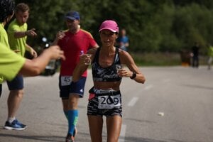Andrea Hudeková na trati Rajeckého maratónu. Pitný režim bol v úmornom počasí základom.