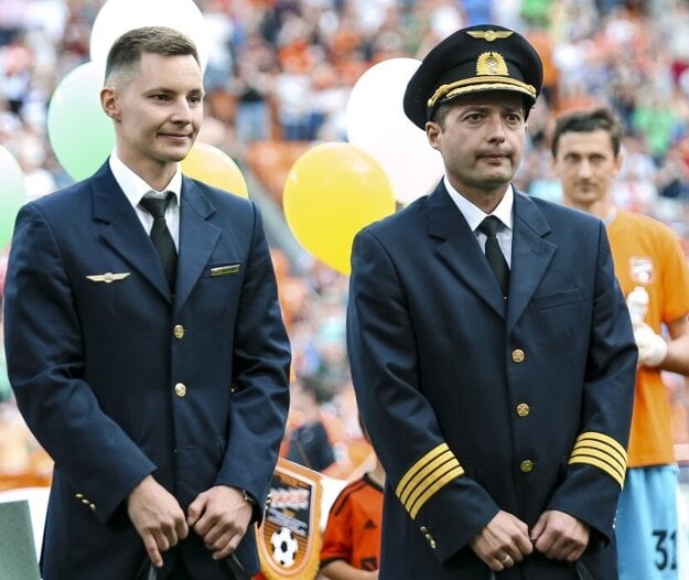 Vpravo kapitán Damir Jusupov, a druhý pilot Georgij Murzin.