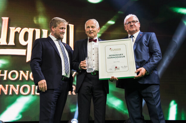 Čestné ocenenie Honorary Connoisseur pre českého kardiochirurga Jana Pirka (uprostred).