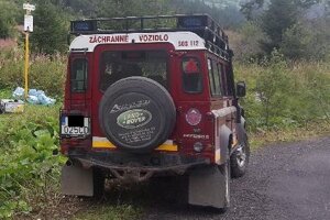 Pomocou terénneho vozidla dievča transportovali do zdravotníckeho zariadenia, kde bolo odovzdané do rúk lekárov.