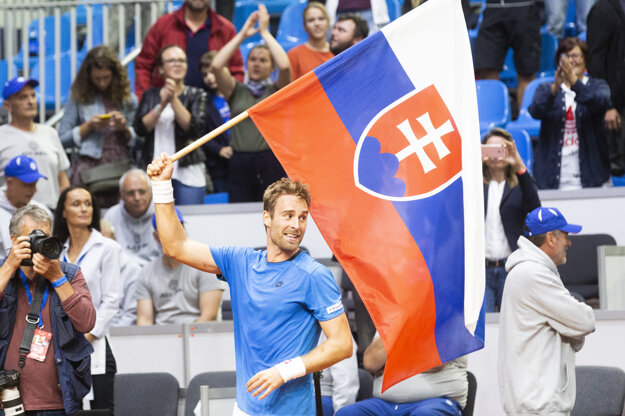 Radosť Norberta Gombosa po výhre nad Henrim Laaksonenom v dueli Davisovho pohára medzi Slovenskom a Švajčiarskom.