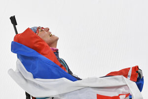 Slovenská biatlonistka Anastasia Kuzminová sa teší v cieli po zisku zlatej olympijskej medaily počas pretekov žien s hromadným štartom na 12,5 km na XXIII. zimných olympijských hrách v Pjongčangu.