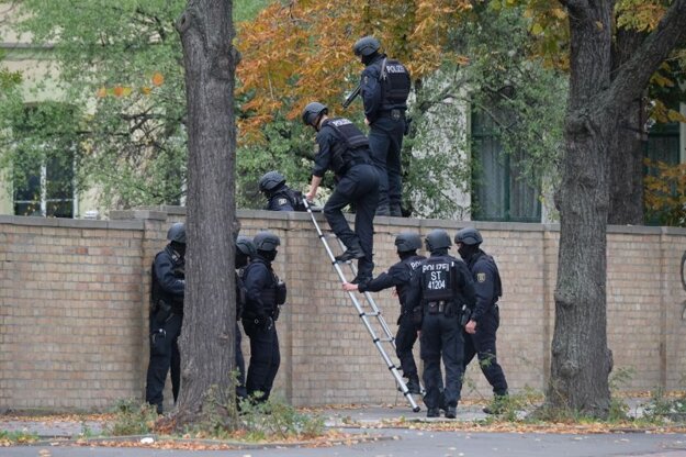 Policajný zásah po streľbe v Halle.