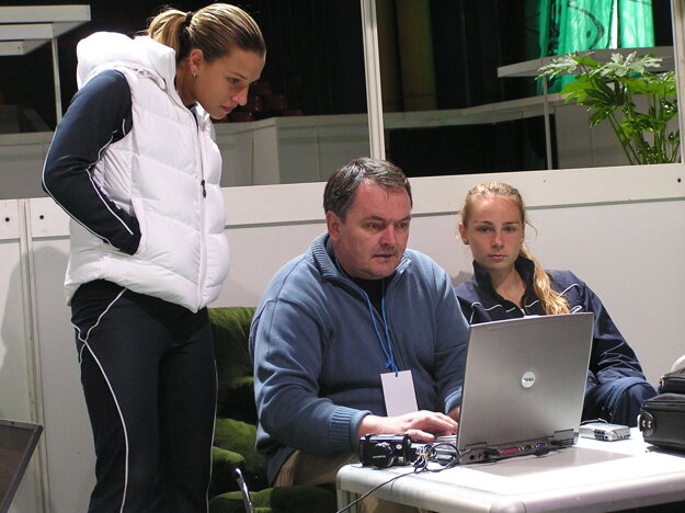 Fed Cup v Plovdive v roku 2006. Dominika Cibulková a Magdaléna Rybáriková sa prizerajú na prácu redaktora SME Ondreja Gajdoša.