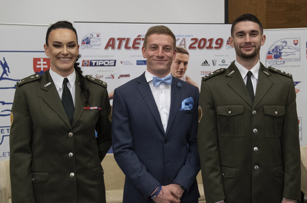 Na snímke uprostred atlét roka, šprintér Ján Volko, druhá v poradí kladivárka Martina Hrašnová (vľavo) a tretí v poradí trojskokan Tomáš Veszelka počas galavečera vyhlásenia ankety Atlét roka 2019.
