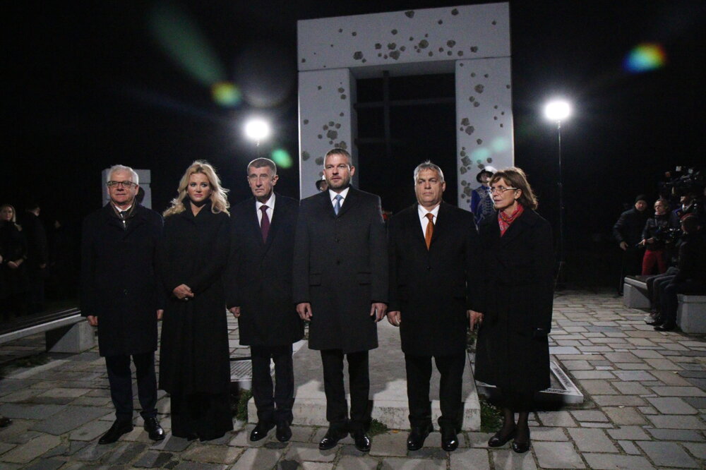 Poľský minister zahraničných vecí Jacek Czaputowicz, manželka predsedu vlády Česka Monika Babišová, predseda vlády ČR Andrej Babiš, predseda vlády SR Peter Pellegrini, predseda vlády Maďarska Viktor Orbán a manželka predsedu vlády Maďarska Anikó Lévai.
