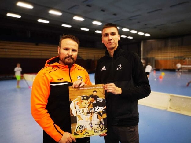 Mestskí rivali sa spojili pre florbal. Martin Kopejtko (vľavo) z Florka a Pavol Popovec z ATU.
