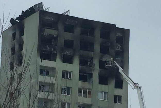 Poškodená bytovka na Mukačevskej 7. Búrať sa zrejme budú minimálne vrchné tri poschodia.