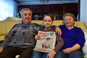 Starí rodičia Dvorščíkovci z Praznova s vnukom Damianom. 
