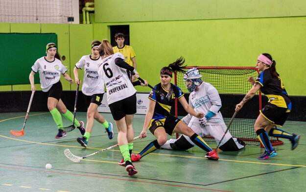 Momentka zo zápasu florbalovej Hyundai extraligy žien MKŠS FBK Kysucké Nové Mesto – ŠK 98 Pruské.