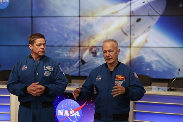 Astronauti Bob Behnken (vľavo) a Doug Hurley, ktorí ako prví poletia v kapsule Crew Dragon.