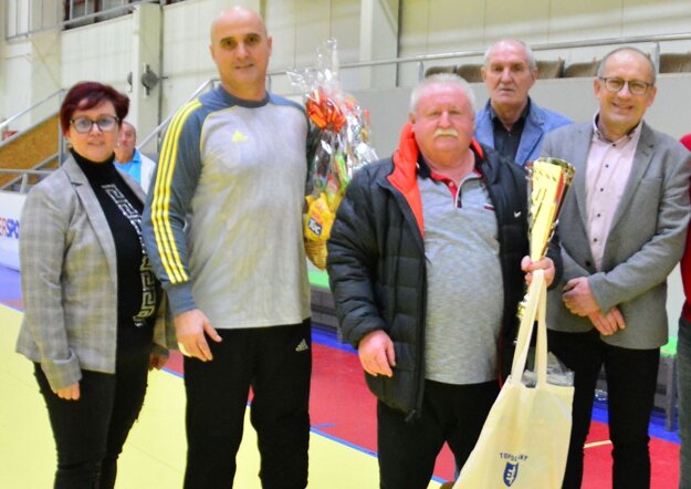 Zľava: primátorka Alexandra Gieciová, brankár Jacoviec Patrik Sako, tréner Jacoviec Róbert Mrúz, Jozef Just a hlavný organizátor Oto Hodál.