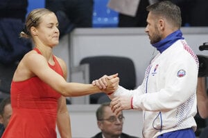 Kapitán slovenského fedcupového tímu Matej Lipták a Anna Karolína Schmiedlová po výhre nad Heather Watsonovou.