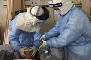 Zdravotníci v Číne sa snažia obnoviť zásobovanie orgánov kyslíkom pomocou resuscitačného vaku.