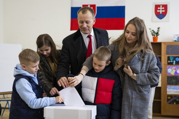 Voľby 2020: Líder hnutia Sme rodina Boris Kollár odvolil v doprovode svojich detí.