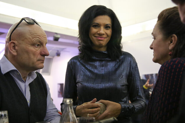 Voľby 2020: Členka predsedníctva KDH Caroline Lišková (uprostred) počas volebnej noci v centrále strany KDH.