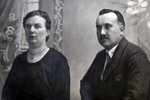 Učiteľ, ale aj dlhoročný kronikár mesta Poltár, Július Pástor s manželkou Margitou, rodenou Hrkovou.