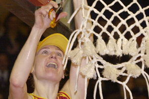 Kapitánka SCP Ružomberok Iveta Bieliková symbolicky strihá kôš po víťazstve nad  francúzskym majstrom CJM Bourges vo finále Final Four 2000 v Ružomberku  6. apríla 2000.