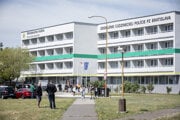 Ľudia čakajú na vstup pred sídlom Oddelenia cudzineckej polície v Bratislave.