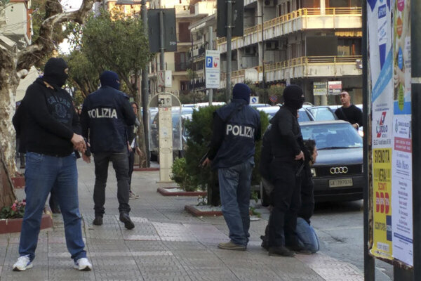 Talianska polícia zatkli desať ľudí v rámci vyšetrovania kalábrijskej mafie