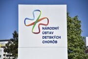 Logo pred budovou Národného ústavu detských chorôb