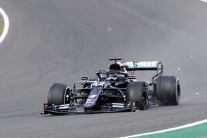 Lewis Hamilton s nefunkčným kolesom počas VC Veľkej Británie.