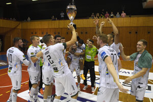 Hráči Tatrana Prešov sa tešia s trofejou po triumfe nad MŠK Považská Bystrica.