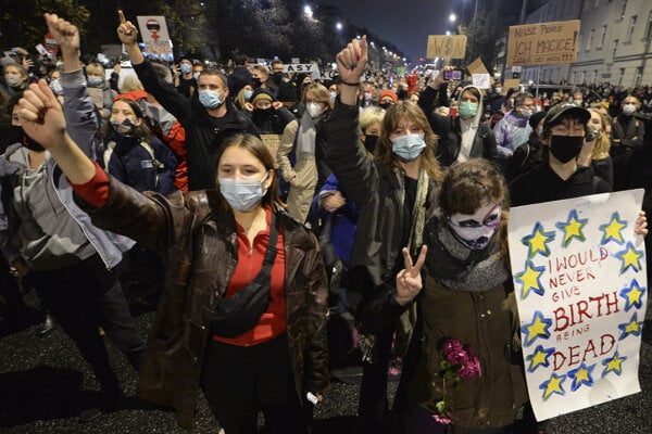 Protesty proti obmedzeniu interrupcií trvajú v Poľsku už od piatku.