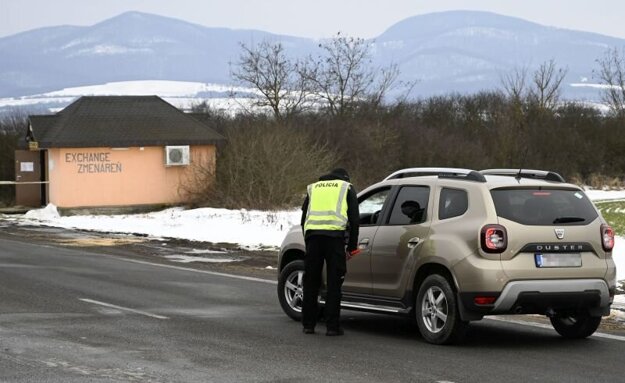 Kontrola na hraničnom priechode s Maďarskom Slovenské Nové Mesto - Sátoraljaújhely.