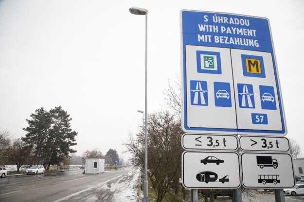 Situácia na hraničnom priechode Bratislava - Berg v smere do Rakúska počas sprísnenia opatrení na hraničných priechodoch od 17. februára 2021. 