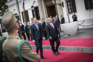 Maďarský premiér Viktor Orbán (vpravo) a slovenský premiér Igor Matovič počas prehliadky stráže v Budapešti.