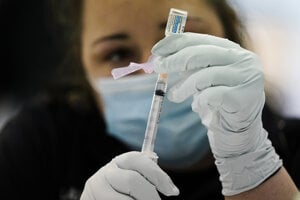 Zdravotníčka používa vakcínu Johnson & Johnson.