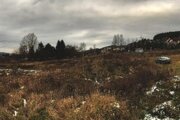 Priestor na zelenej lúke, kde by mali postaviť 256 bytov. 