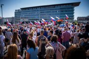 Protest proti očkovaniu na Hodžovom námestí.