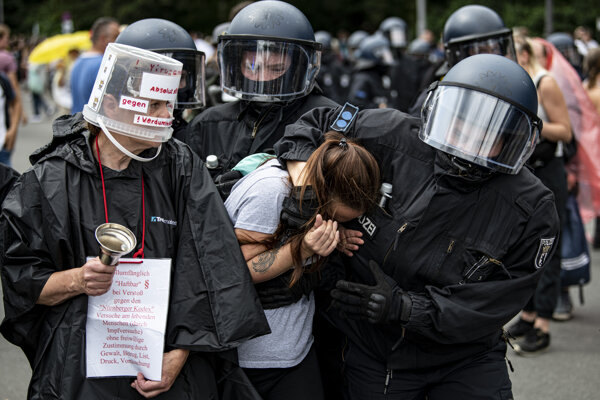 V Berlíne protestovali proti pandemickým opatreniam, polícia zadržala asi 600 ľudí