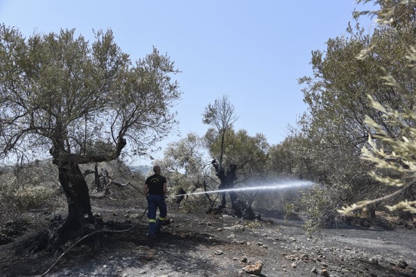 Požiar na ostrove Rodos sa vymkol spod kontroly