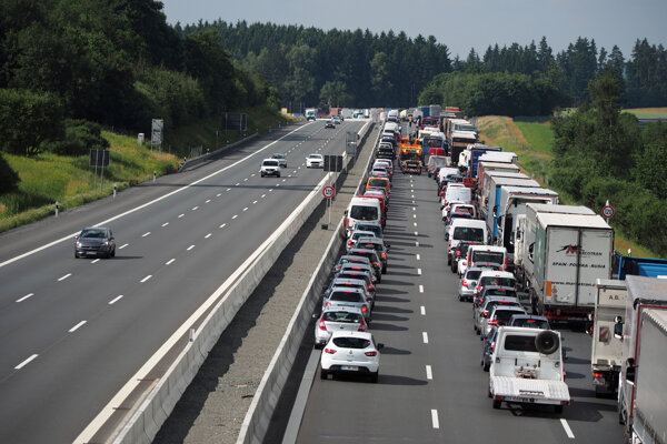 Na diaľnici v Bavorsku zajal ozbrojený muž dvoch vodičov autobusu