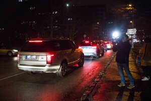 Kolóna áut vyráža z bratislavského Tyršovho nábrežia.
